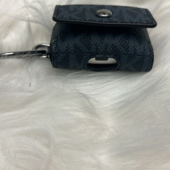 New Michael Kors Ear-pod Holder. - Picture 3 of 6